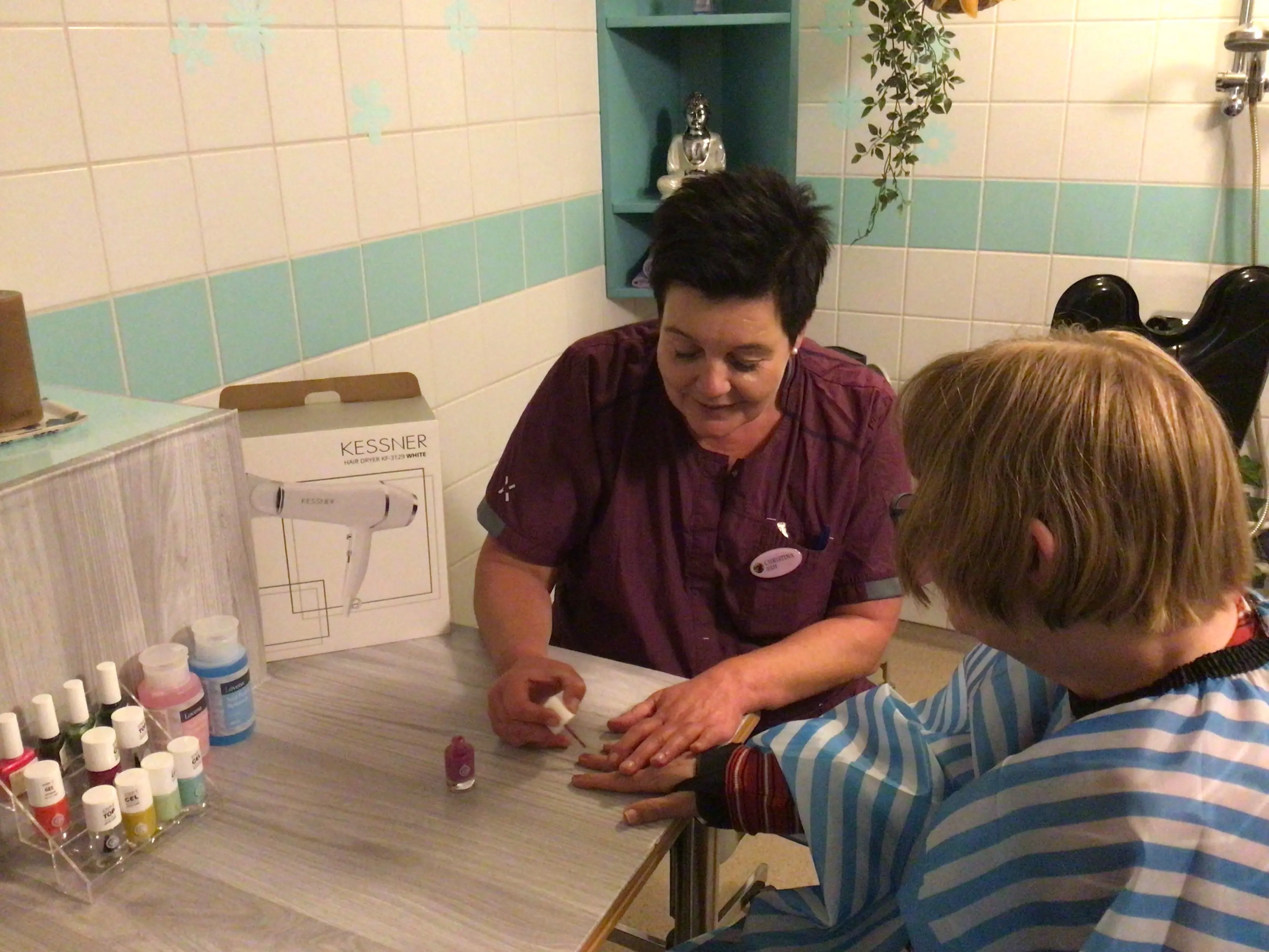 Social- og sundhedshjælperen, Christina Hedegaard, lægger neglelak på borgeren, Birgitte, i plejehjemmet Birkebos nye wellness-rum.