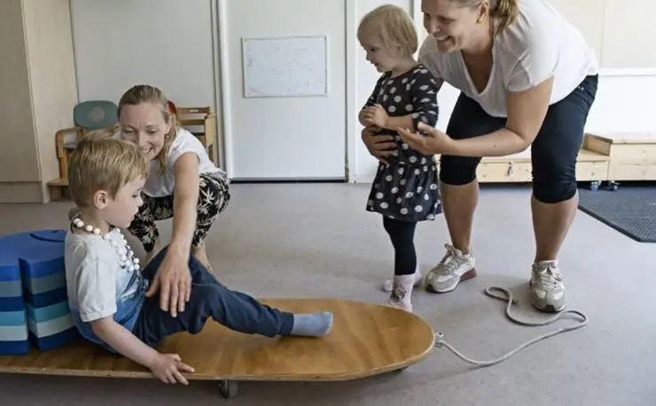 Medarbejdere og børn sammen 