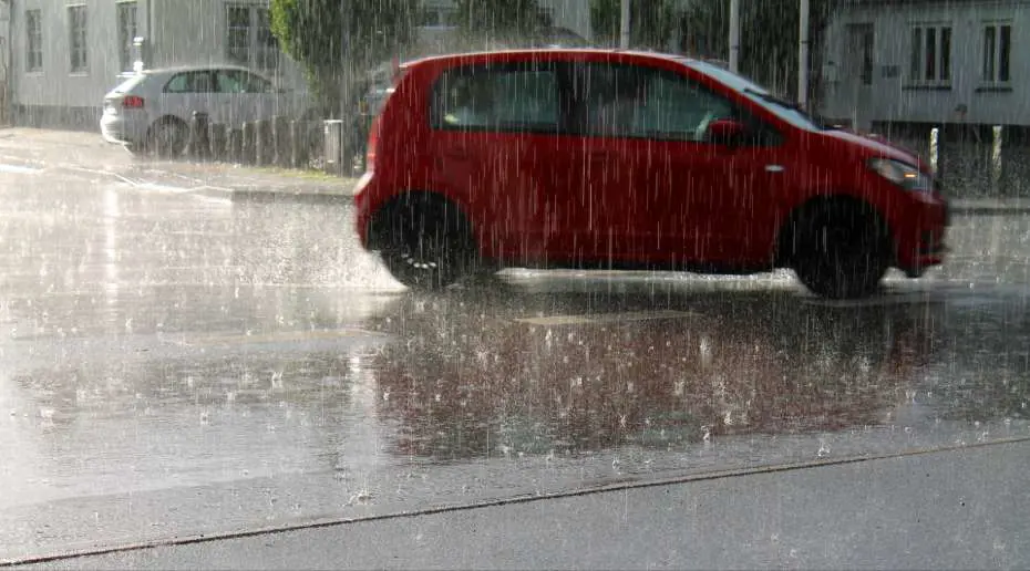 skybrud bil regn