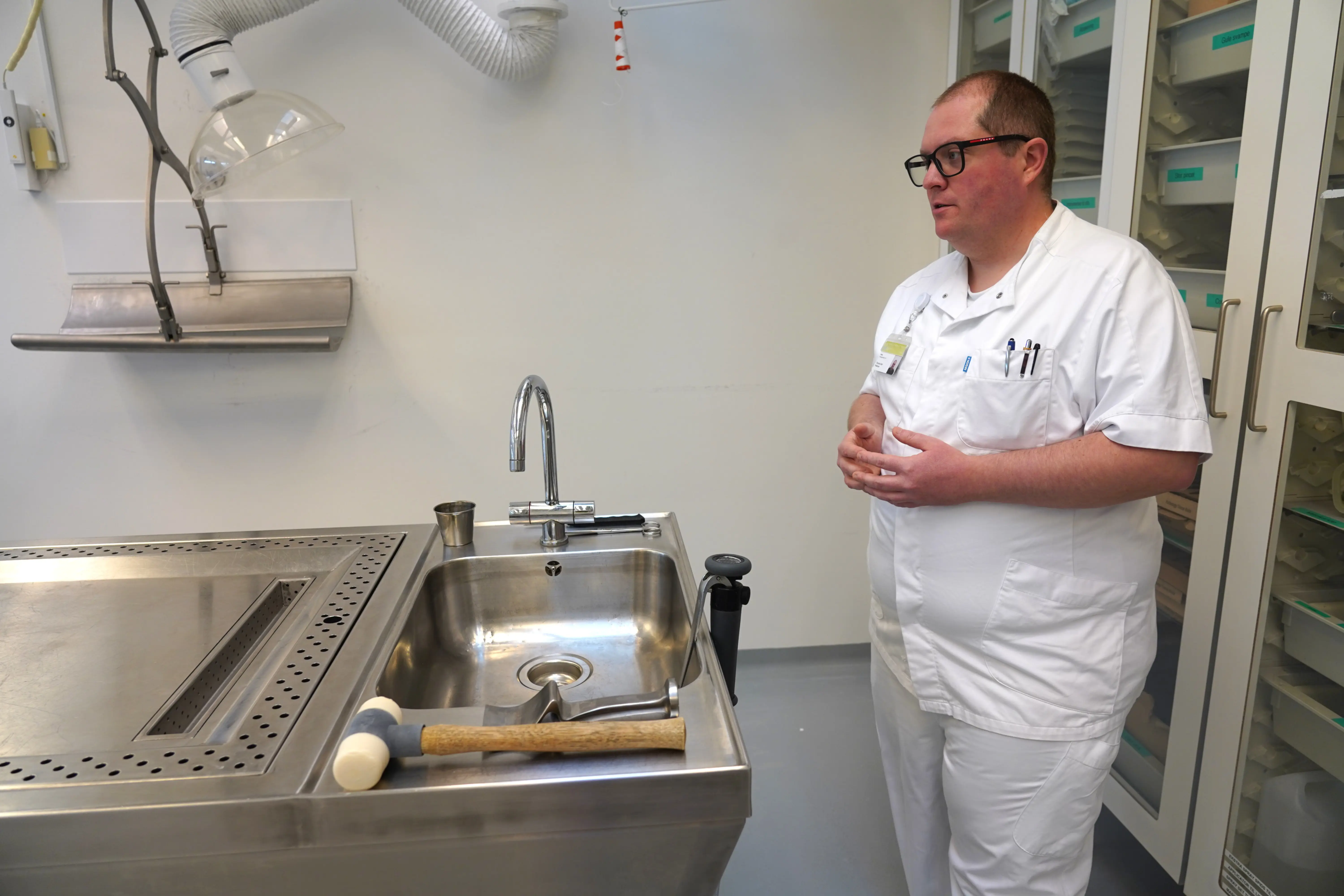 Thomas far,  storebror og onkel har arbejdet som taxachauffører, og Thomas selv tænkte som ung, at han skulle være taxachauffør som alle andre. Men en af hans kammerater fik job på Frederiksberg Hospital, og han spurgte, om Thomas ikke havde lyst til at komme derud. Så som 17-årig startede han som piccolo på Frederiksberg Hospital, og det blev startskuddet på hans karrierer i hospitalsverdenen. 