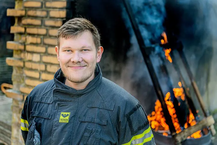 Kasper Elvstrøm, 25, er uddannet brandmand og personvognsmekaniker. Han arbejder som brandmand, er ansvarlig for køretøjerne i Vejle Brandvæsen, er instruktør for Ungdomsbrandkorpset og i forløbet ’Gennem ild og vand’.