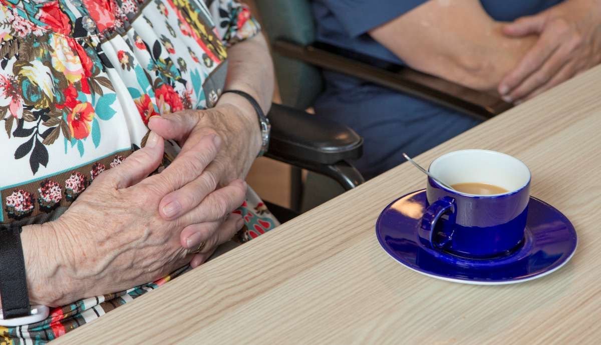 Loop En Kaffe En kop kaffe afslører krisen i ældreplejen: ”Vi har et område i knæ”