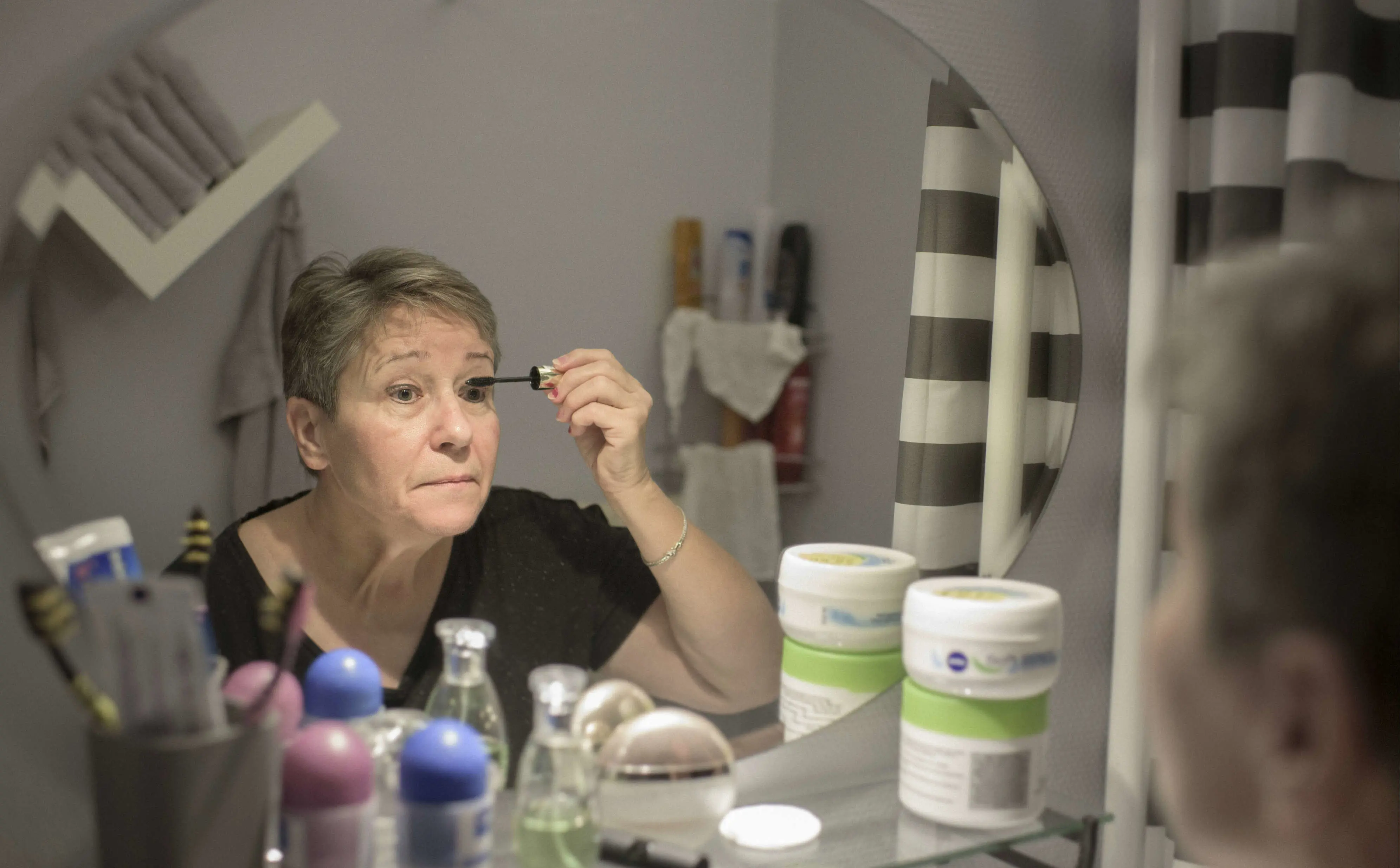 I december 2019 var Fagbladet FOA med på det, der blev Susanne Høiers sidste arbejdsdag. Få dage senere skulle hun opereres i skulderen, og hun blev aldrig rask nok til at genoptage sit job. I stedet fik hun seniorpension – og det er hun glad for.