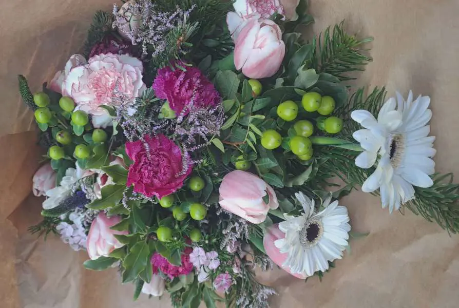 De ansatte i hjemmeplejen havde samlet ind til en buket til den ældre kvinde. 