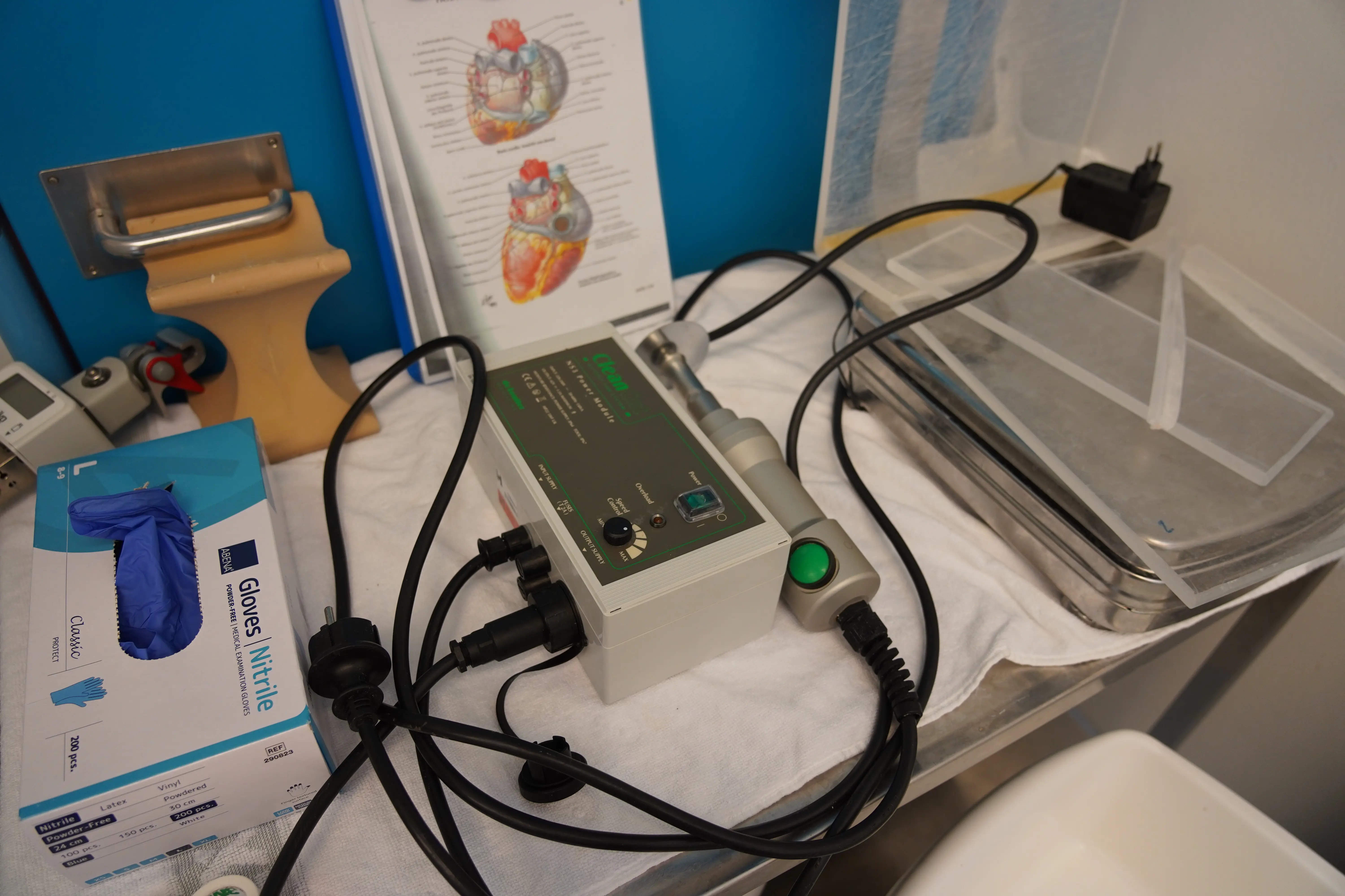 En obduktionsteknikker gør brug af forskellige redskaber afhængigt af, hvilke dele af den afdøde, som skal undersøges. Hvis det er relevant at undersøge hjernen, benytter Thomas Dahl Pedersen en særlig sav. 