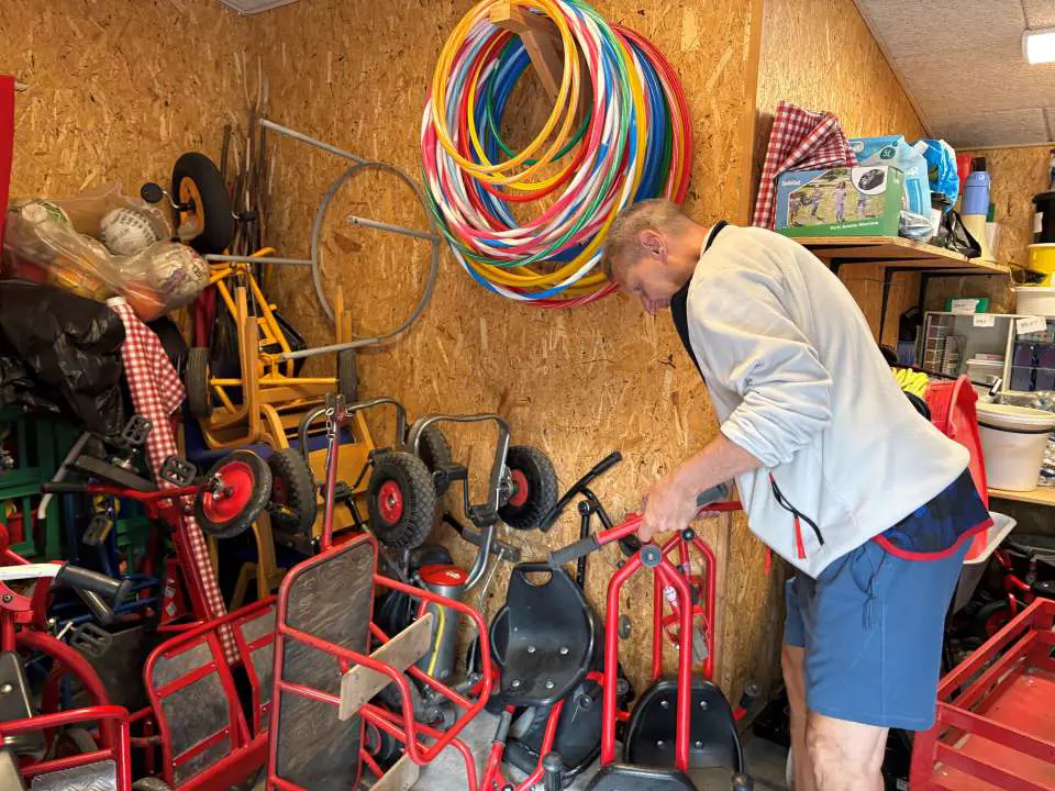 På Den bemandede legeplads i Gunløgsgade kan man give den gas i boldburet, på gyngerne, i sandkassen, ved bordtennisbordet, spille spil, lave kreating, hjælpe Arne Svendsen med at vande blomsterne eller træde i pedalerne på legepladsens cykler.