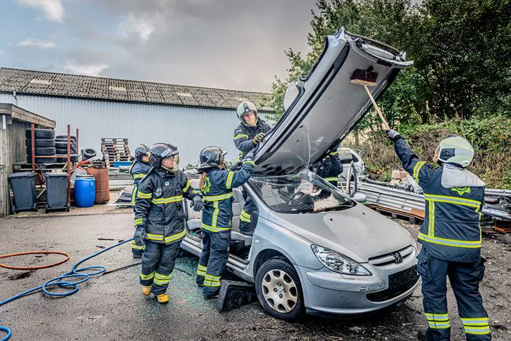 En bil splittes ad for at få en ’tilskadekommen’ ud. Bilens bærende konstruktion er klippet over og taget løftes af.