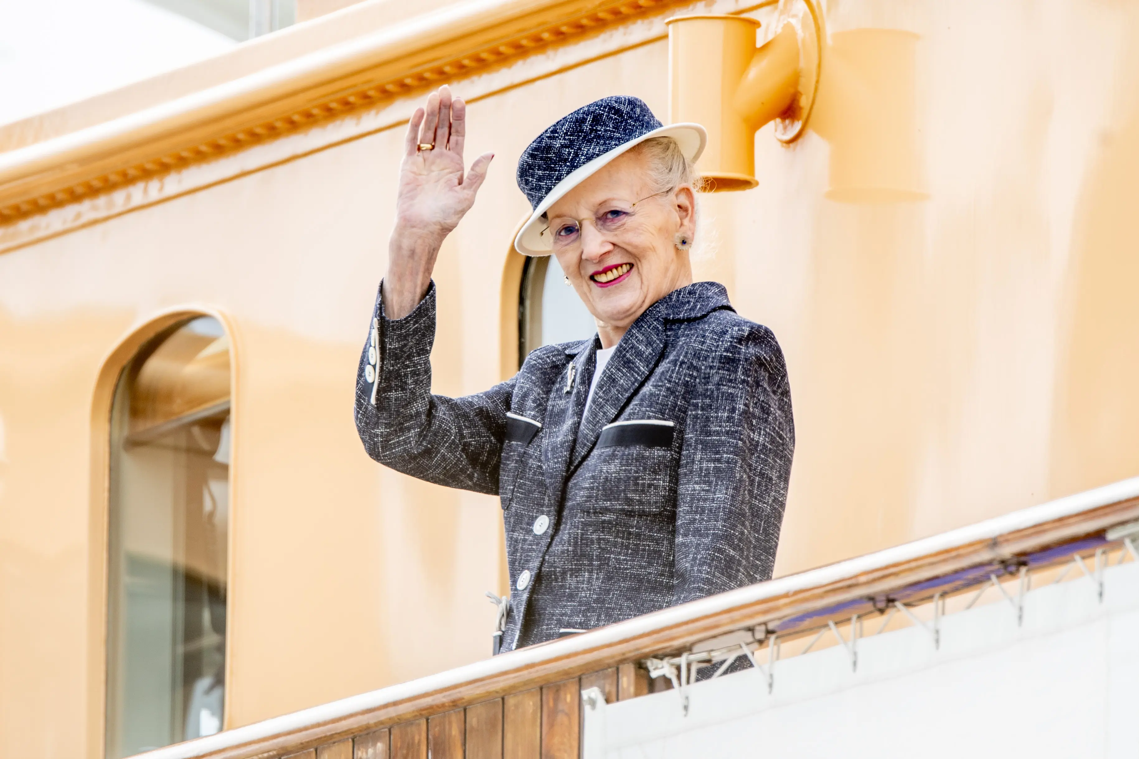 Dronning Margrethe på et af sine sommertogter ombord på Kongeskibet Dannebrog. 