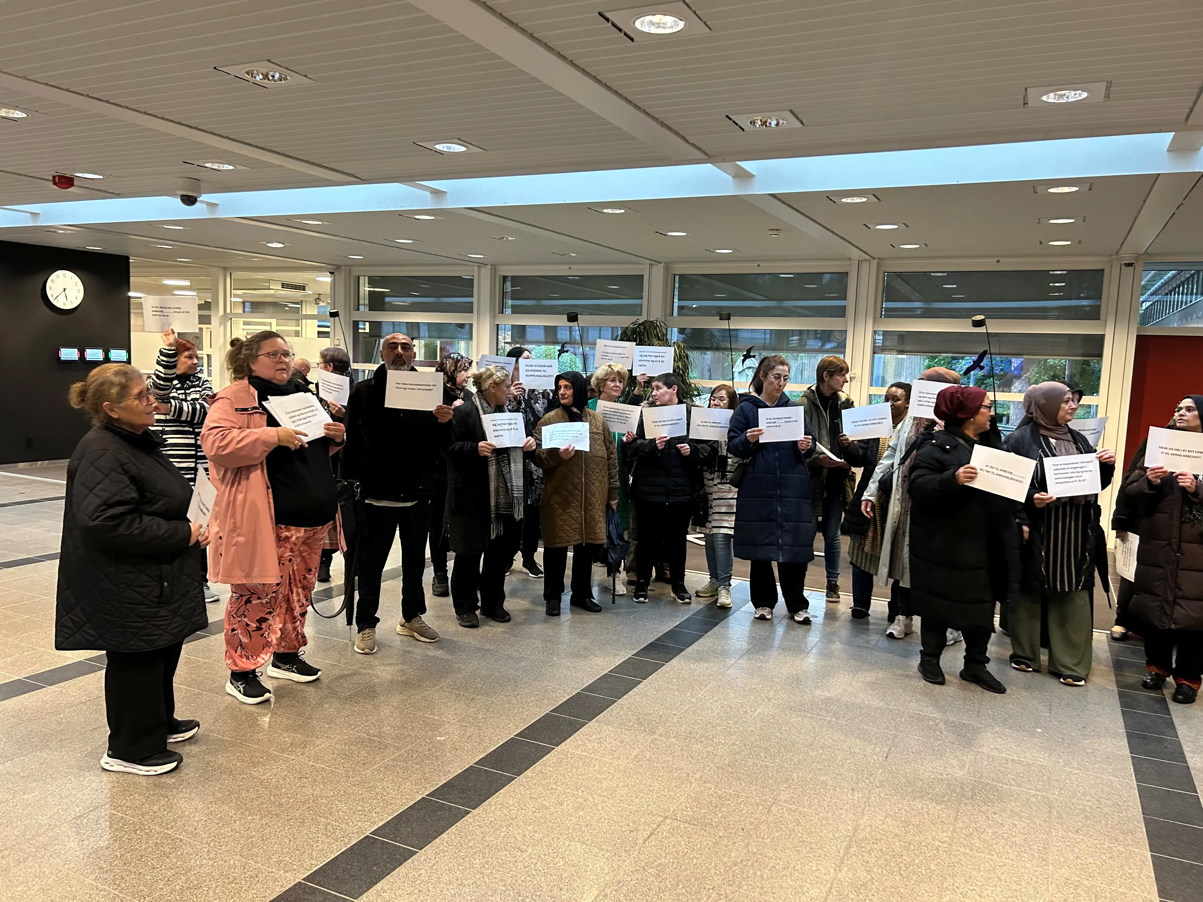 Rengøringspersonalet demonstrerer på Albertslund Rådhus.