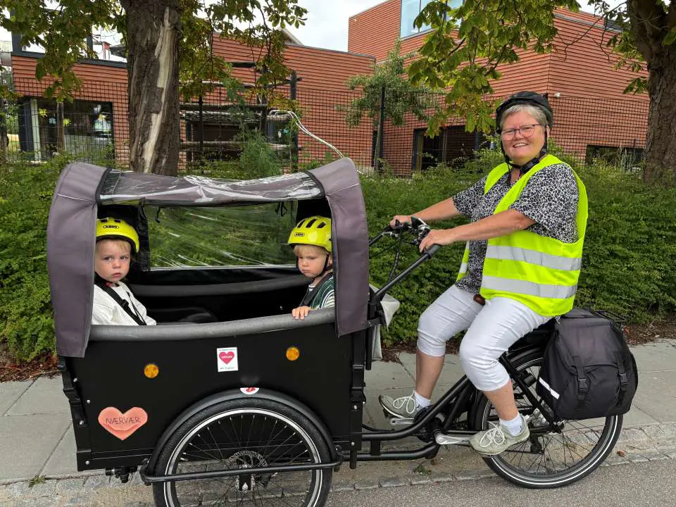 Connies dagplejebørn får cykelhjelm på og bliver spændt fast, når hun henter dem, og til de helt små børn er der en særlig indsats i cykelvognen.