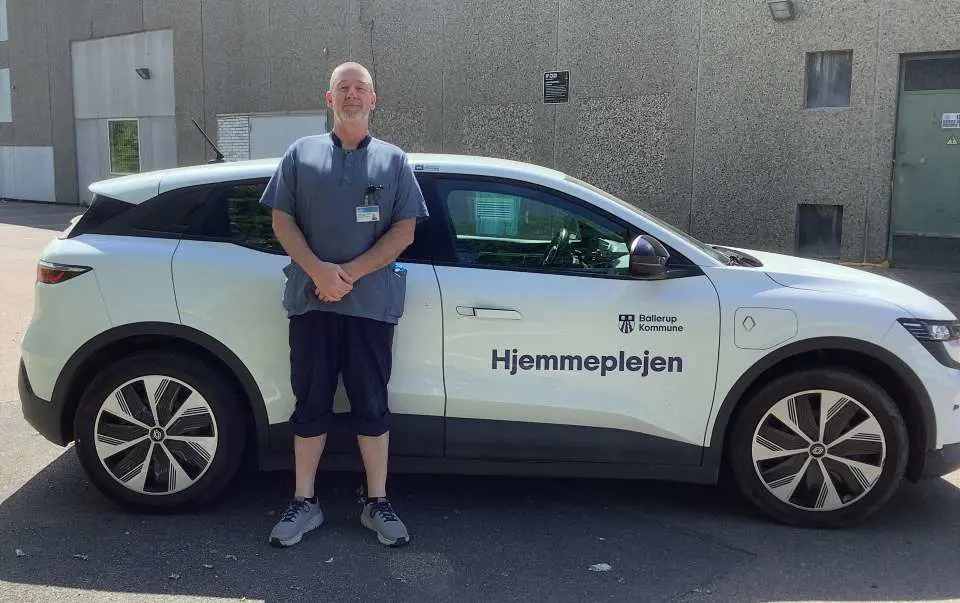 Johnny Kjeldsen, social- og sundhedshjælper og arbejdsmiljørepræsentant i Ballerup Hjemmepleje, går stolt hjem fra arbejdet, efter at sygefraværet er faldet. For nu er der tid til at være der for borgerne.