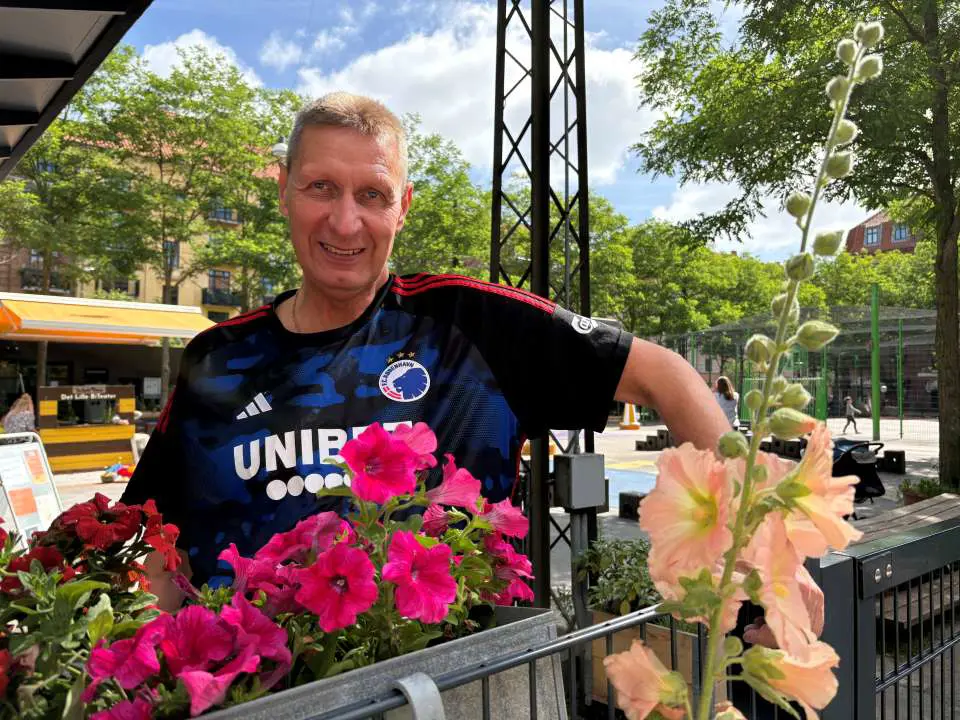 Arne Svendsen ved, hvem han skal ringe til, hvis der mangler fodbolde, og han sidder i SSP (skole, socialforvaltning og politi), så han er hurtig til at tage fat i gadeplansmedarbejdere, hvis nogen i området føler sig utrygge.