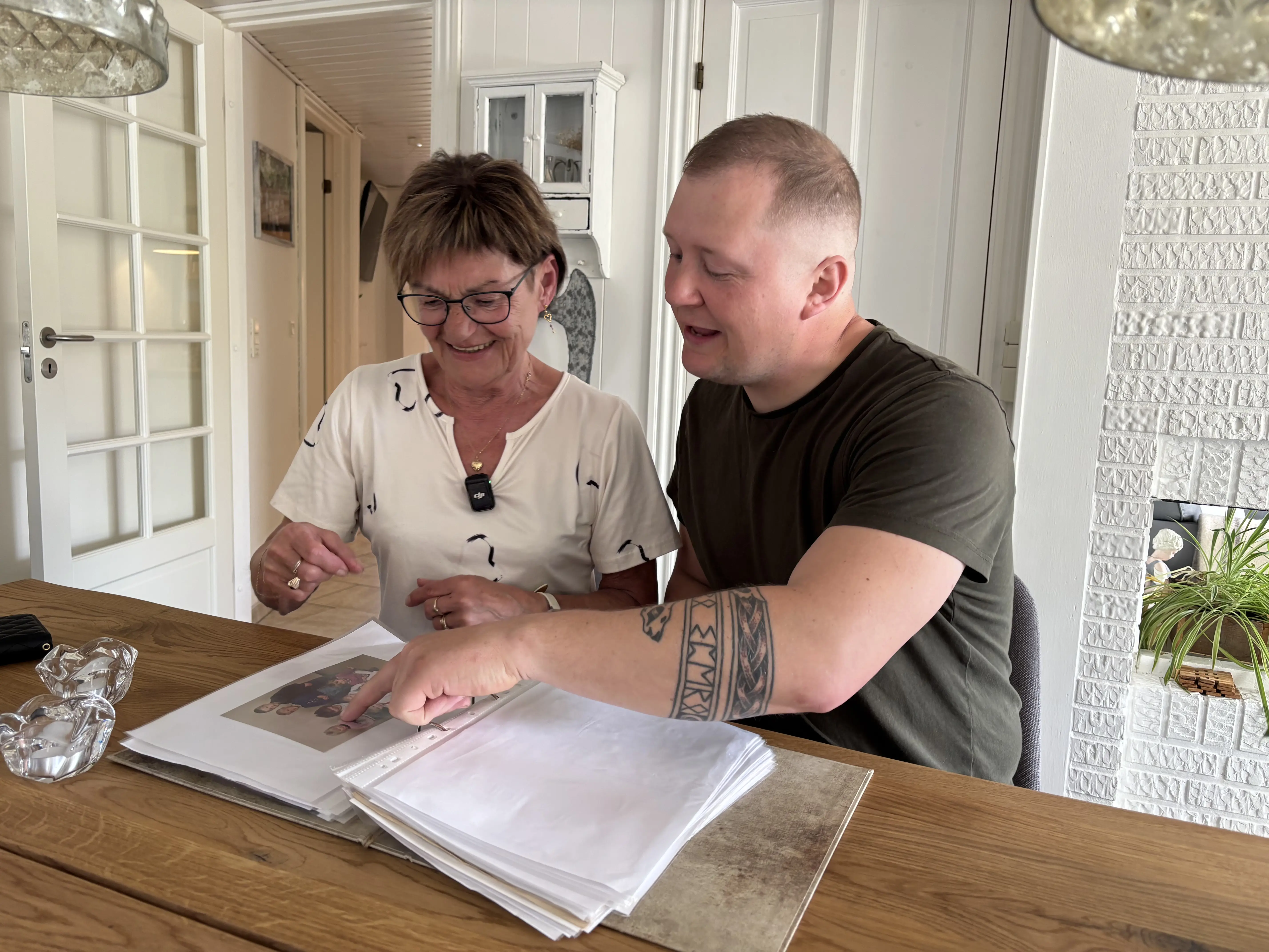 Jytte og Allan ser gamle billeder