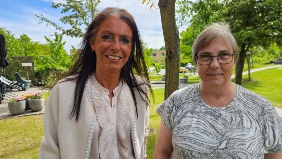 Det krævede grundigt arbejde – og tog lang tid – da tillidsrepræsentant Rie Biersted (th) gik i gang med at kulegrave Hanne Sjøbergs lønsedler. Men det var sliddet værd. ”Det var aldrig gået uden Rie,” siger Hanne Sjøberg.