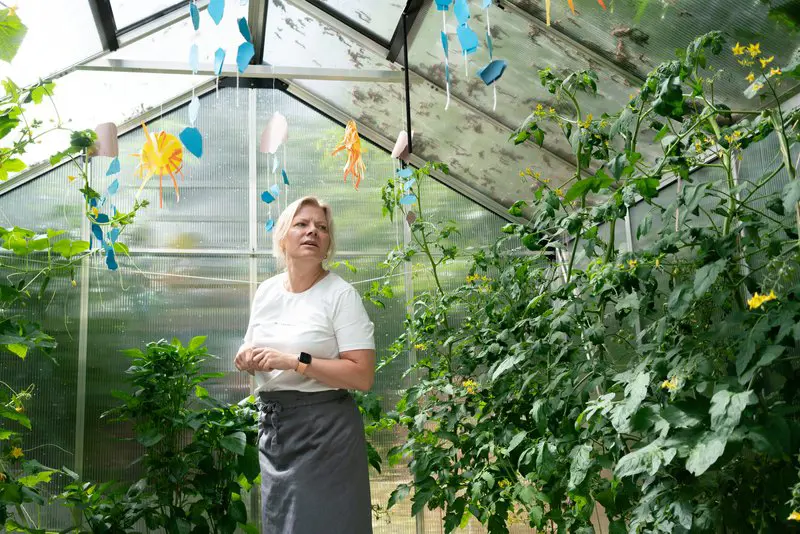 Husassistent Helle Maintz i sit daginstitutionsdrivhus