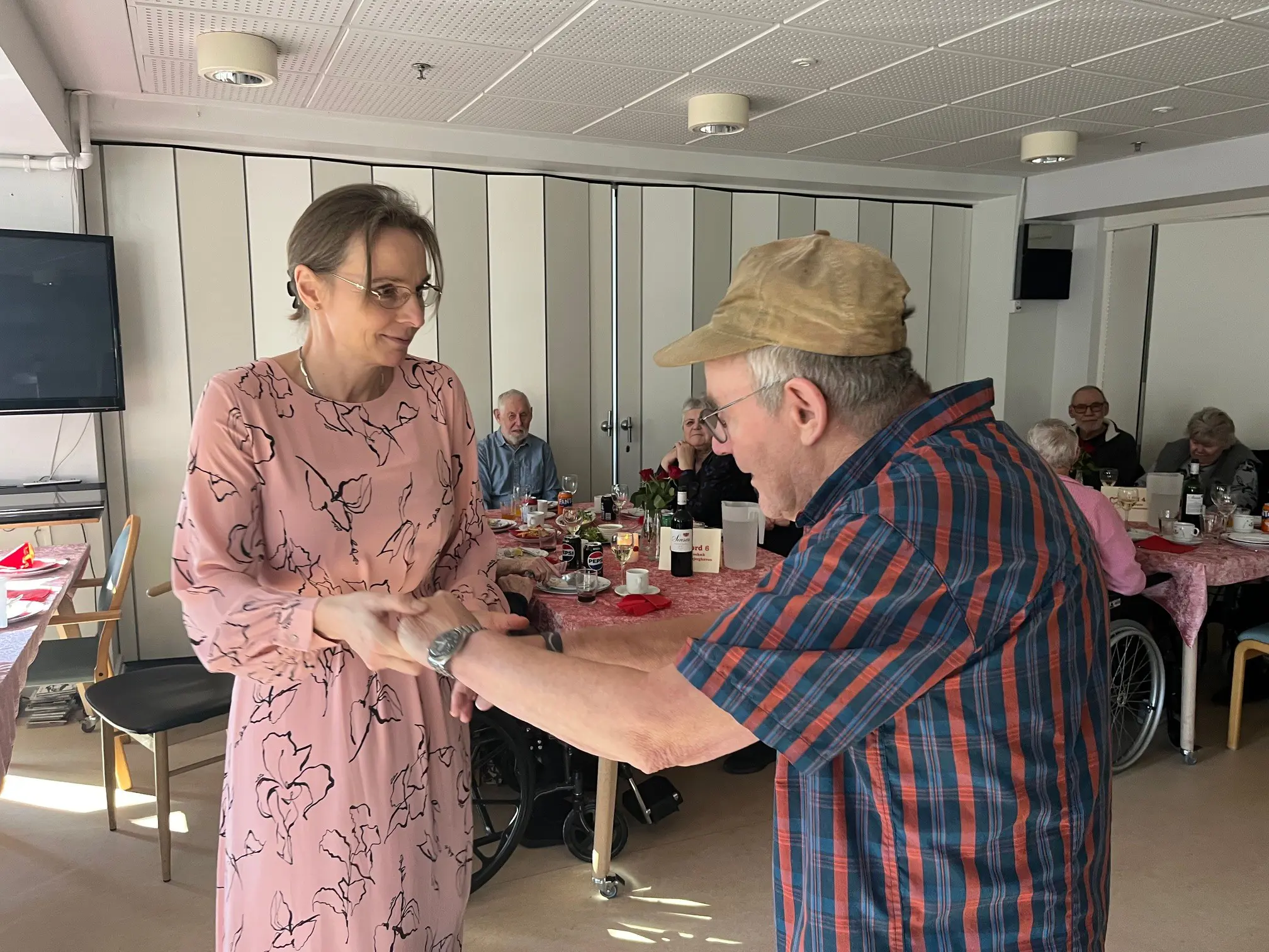 Sosu-assistent Ann Madsen får sig en svingom med Gustav til Valentinsdag på Plejecenter Albanigade.