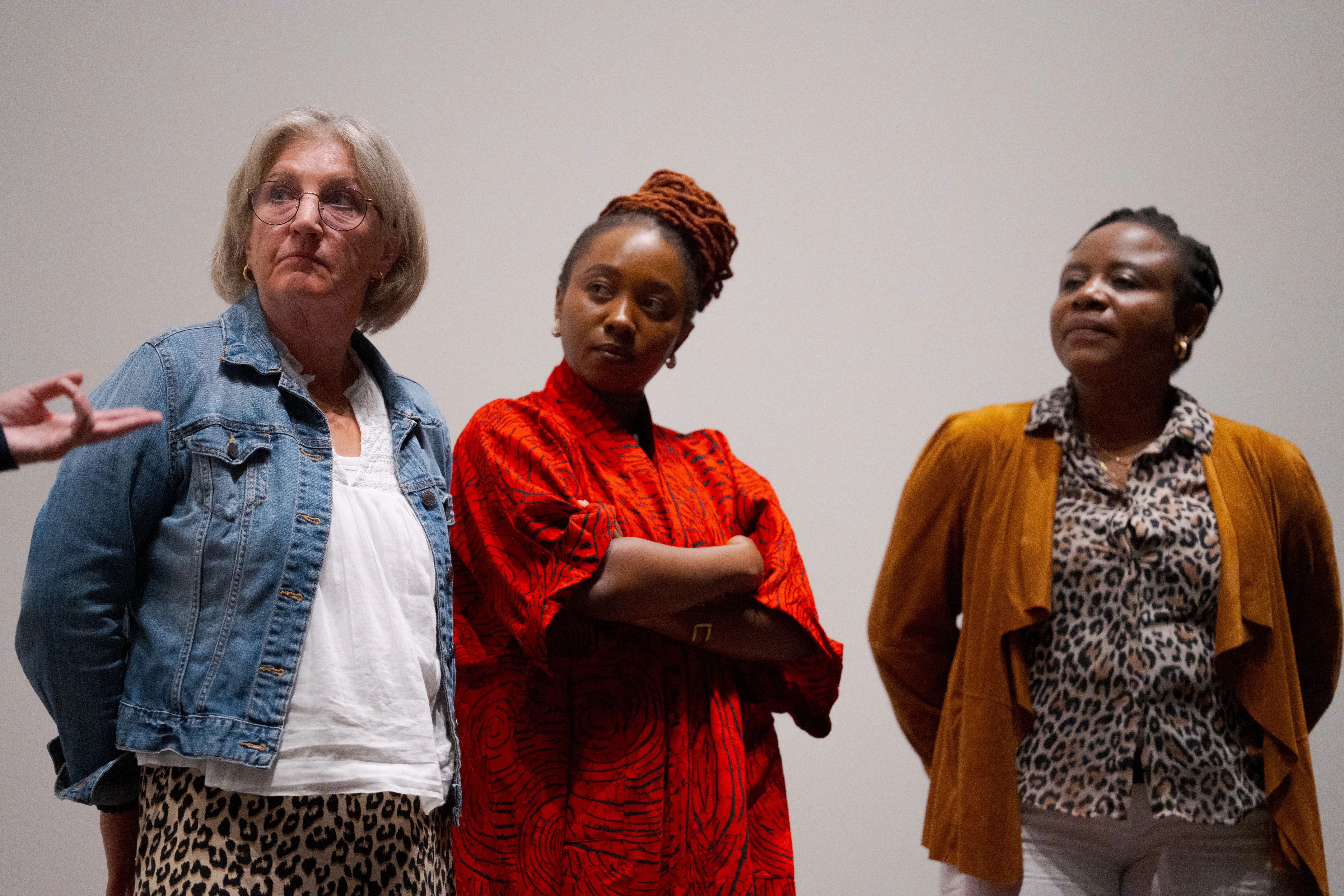 Filmvisning af 'Hjem kære hjem' i Sønderborg. FOA medlemmer i filmen: Hanne Knudsen (Cowboy jakke), Esther Muthoni Kjogu (Rød kjole) og Mwamini Myriam Wete (gul jakke)