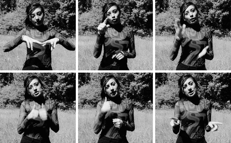 Yasemin Sütgöl laver tegnsprog på 6 sort-hvid billeder. 